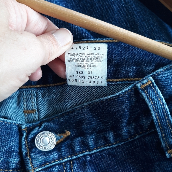 Vintage Levi's 560 Loose Fit Straight Leg Highrise - Picture 7 of 7